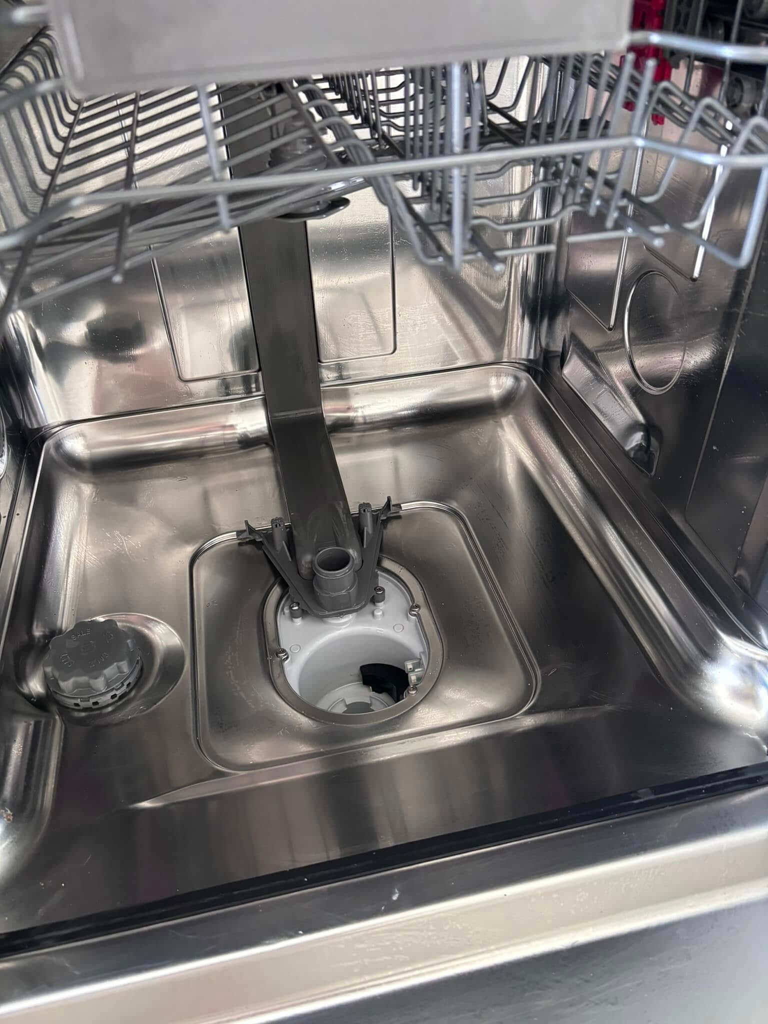 Detail van een gereinigde vaatwasmachine tijdens lenteschoonmaak met focus op hygiëne en onderhoud