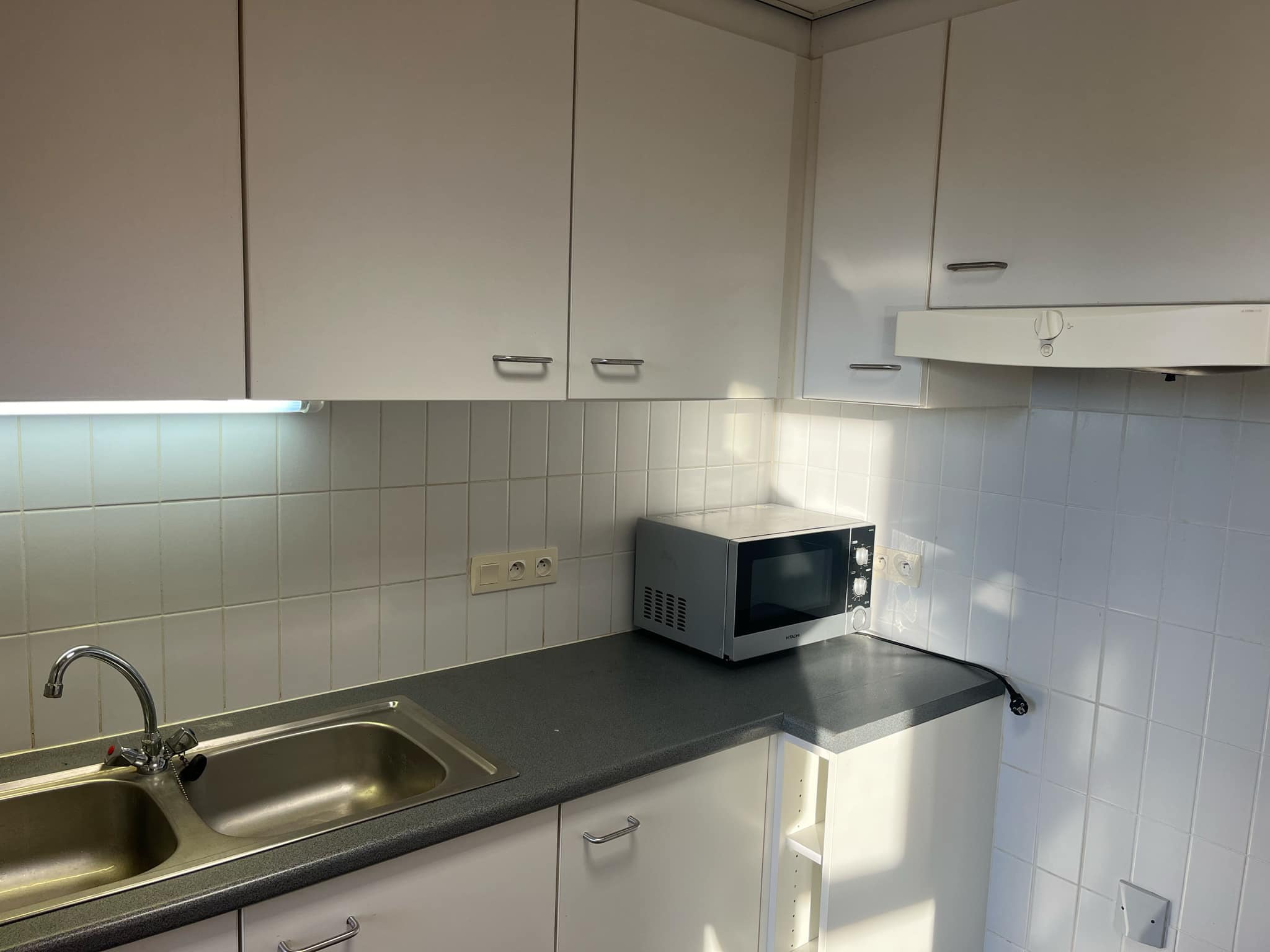 Grondige lenteschoonmaak van een moderne keuken in Vlaanderen met aandacht voor kasten en toestellen
