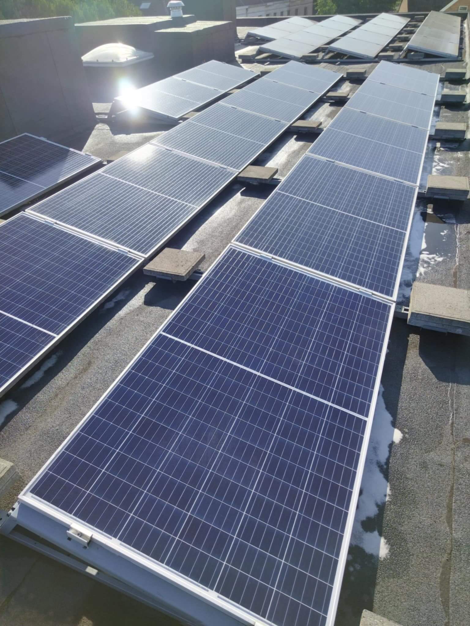Detailfoto van schoon en vuil zonnepaneel voor en na reiniging